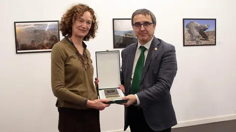 La rectora de la Universidad de León, Nuria González, junto a los vicerrectores de Estudiantes, Cultura y deportes y de Investigación y Transferencia, Diego Soto y Santiago Gutiérrez, respectivamente, inauguran la exposición 'Memoria de los incendios en León y El Bierzo'. Foto: Peio García.