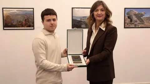 La rectora de la Universidad de León, Nuria González, junto a los vicerrectores de Estudiantes, Cultura y deportes y de Investigación y Transferencia, Diego Soto y Santiago Gutiérrez, respectivamente, inauguran la exposición 'Memoria de los incendios en León y El Bierzo'. Foto: Peio García.