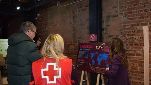 Inauguración de la exposición interactiva 'Mucha Tela… hilando un futuro sostenible' en Espacio Vías, con la participación de Juan Antonio Orozco, Gerente Territorial de Servicios Sociales de León, y Vera López, concejala de Bienestar Social y Juventud del Ayuntamiento de León.
