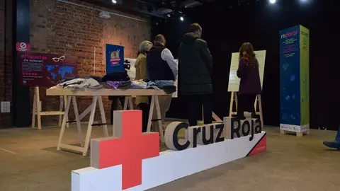 Inauguración de la exposición interactiva 'Mucha Tela… hilando un futuro sostenible' en Espacio Vías, con la participación de Juan Antonio Orozco, Gerente Territorial de Servicios Sociales de León, y Vera López, concejala de Bienestar Social y Juventud del Ayuntamiento de León.