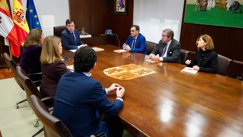 El presidente de la Junta de Castilla y León, Alfonso Fernández Mañueco, mantiene un encuentro con los presidentes de Empresa Familiar de Castilla y León, Isidoro J. Alanís, y Vitartis, Santiago Miguel Casado. Foto: Leticia Pérez.
