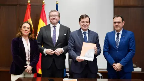 El presidente de la Junta de Castilla y León, Alfonso Fernández Mañueco, mantiene un encuentro con los presidentes de Empresa Familiar de Castilla y León, Isidoro J. Alanís, y Vitartis, Santiago Miguel Casado. Foto: Leticia Pérez.