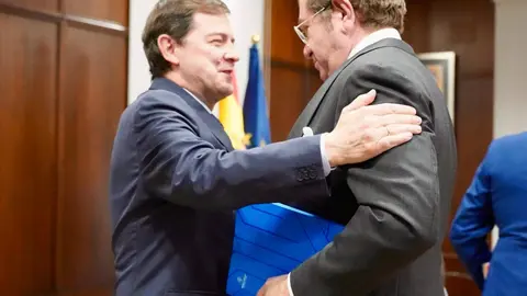 El presidente de la Junta de Castilla y León, Alfonso Fernández Mañueco, mantiene un encuentro con los presidentes de Empresa Familiar de Castilla y León, Isidoro J. Alanís, y Vitartis, Santiago Miguel Casado. Foto: Leticia Pérez.