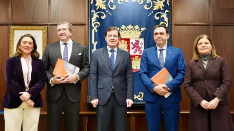 El presidente de la Junta de Castilla y León, Alfonso Fernández Mañueco, mantiene un encuentro con los presidentes de Empresa Familiar de Castilla y León, Isidoro J. Alanís, y Vitartis, Santiago Miguel Casado. Foto: Leticia Pérez.