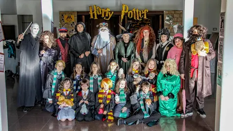 La magia de Harry Potter llega a León en un espectáculo solidario. El Conservatorio de Música lleva al escenario un montaje familiar a favor de AURYN y JuanSoñador. En la imagen, los actores.