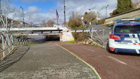 Efectivos de la Policía Local cortan el paso en una zona desbordada del río Bernesga.