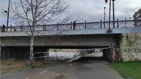 Durante las últimas horas, el Bernesga ha experimentado una crecida rápida a su paso por la ciudad, coincidiendo con la fusión de nieve acumulada en cabeceras y las precipitaciones registradas desde el fin de semana. Fotos: AytoLeón