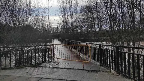 Durante las últimas horas, el Bernesga ha experimentado una crecida rápida a su paso por la ciudad, coincidiendo con la fusión de nieve acumulada en cabeceras y las precipitaciones registradas desde el fin de semana. Fotos: AytoLeón