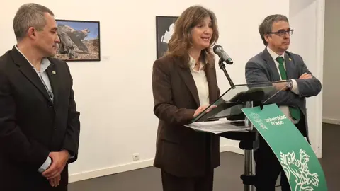 La rectora de la Universidad de León, Nuria González, junto a los vicerrectores de Estudiantes, Cultura y deportes y de Investigación y Transferencia, Diego Soto y Santiago Gutiérrez, respectivamente, inauguran la exposición 'Memoria de los incendios en León y El Bierzo'. Foto: ULE.