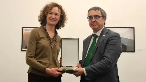 La rectora de la Universidad de León, Nuria González, junto a los vicerrectores de Estudiantes, Cultura y deportes y de Investigación y Transferencia, Diego Soto y Santiago Gutiérrez, respectivamente, inauguran la exposición 'Memoria de los incendios en León y El Bierzo'. Foto: ULE.