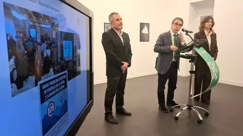 La rectora de la Universidad de León, Nuria González, junto a los vicerrectores de Estudiantes, Cultura y deportes y de Investigación y Transferencia, Diego Soto y Santiago Gutiérrez, respectivamente, inauguran la exposición 'Memoria de los incendios en León y El Bierzo'. Foto: ULE.