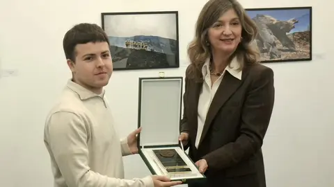 La rectora de la Universidad de León, Nuria González, junto a los vicerrectores de Estudiantes, Cultura y deportes y de Investigación y Transferencia, Diego Soto y Santiago Gutiérrez, respectivamente, inauguran la exposición 'Memoria de los incendios en León y El Bierzo'. Foto: ULE.