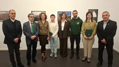 La rectora de la Universidad de León, Nuria González, junto a los vicerrectores de Estudiantes, Cultura y deportes y de Investigación y Transferencia, Diego Soto y Santiago Gutiérrez, respectivamente, inauguran la exposición 'Memoria de los incendios en León y El Bierzo'. Foto: ULE.