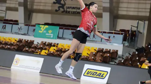 El Caja Rural Cleba volvió a sonreír ante su afición tras sumar una victoria convincente frente al Lanzarote Puerto del Carmen (27-20) en el Palacio de los Deportes de León, en un encuentro correspondiente a la 15ª jornada de la División de Honor Oro femenina. Fotos: Isaac Llamazares