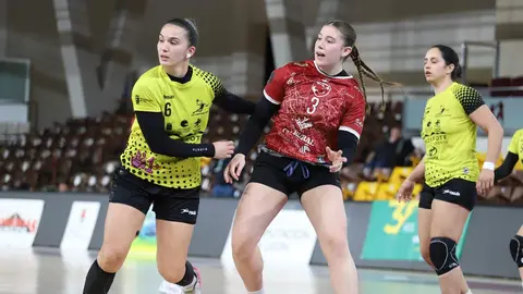 El Caja Rural Cleba volvió a sonreír ante su afición tras sumar una victoria convincente frente al Lanzarote Puerto del Carmen (27-20) en el Palacio de los Deportes de León, en un encuentro correspondiente a la 15ª jornada de la División de Honor Oro femenina. Fotos: Isaac Llamazares