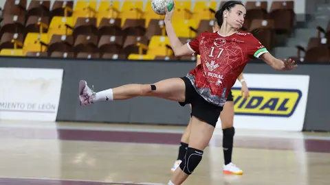 El Caja Rural Cleba volvió a sonreír ante su afición tras sumar una victoria convincente frente al Lanzarote Puerto del Carmen (27-20) en el Palacio de los Deportes de León, en un encuentro correspondiente a la 15ª jornada de la División de Honor Oro femenina. Fotos: Isaac Llamazares