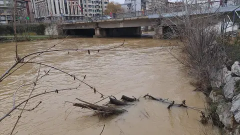 El caudal del río Bernesga, a su paso por la capital, se reduce en las últimas horas pese a su intensidad y tras alcanzar el nivel rojo en la jornada de este lunes.