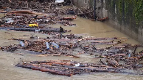 El caudal del río Bernesga, a su paso por la capital, se reduce en las últimas horas pese a su intensidad y tras alcanzar el nivel rojo en la jornada de este lunes.