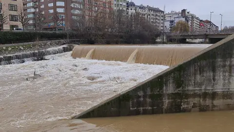 El caudal del río Bernesga, a su paso por la capital, se reduce en las últimas horas pese a su intensidad y tras alcanzar el nivel rojo en la jornada de este lunes.