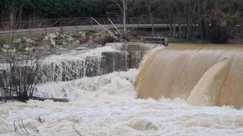 El caudal del río Bernesga, a su paso por la capital, se reduce en las últimas horas pese a su intensidad y tras alcanzar el nivel rojo en la jornada de este lunes.