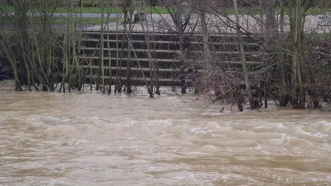 El caudal del río Bernesga, a su paso por la capital, se reduce en las últimas horas pese a su intensidad y tras alcanzar el nivel rojo en la jornada de este lunes.