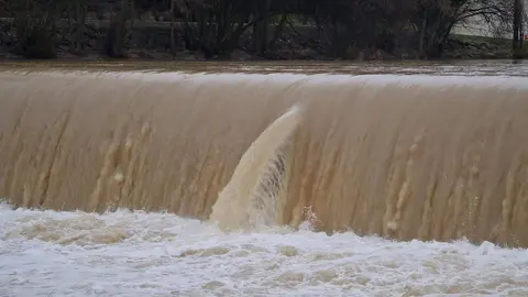 El caudal del río Bernesga, a su paso por la capital, se reduce en las últimas horas pese a su intensidad y tras alcanzar el nivel rojo en la jornada de este lunes.