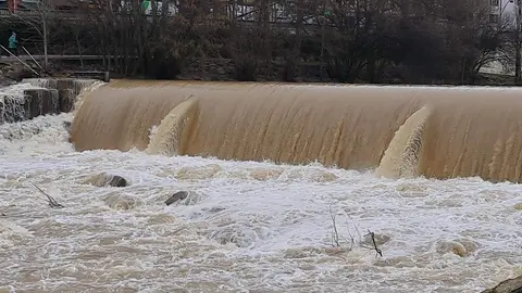 El caudal del río Bernesga, a su paso por la capital, se reduce en las últimas horas pese a su intensidad y tras alcanzar el nivel rojo en la jornada de este lunes.