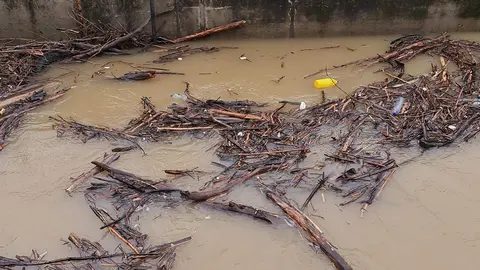 El caudal del río Bernesga, a su paso por la capital, se reduce en las últimas horas pese a su intensidad y tras alcanzar el nivel rojo en la jornada de este lunes.