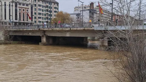 El caudal del río Bernesga, a su paso por la capital, se reduce en las últimas horas pese a su intensidad y tras alcanzar el nivel rojo en la jornada de este lunes.