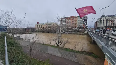 El caudal del río Bernesga, a su paso por la capital, se reduce en las últimas horas pese a su intensidad y tras alcanzar el nivel rojo en la jornada de este lunes.