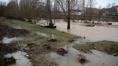 El río Bernesga se desborda a su paso por Puente Castro. Foto: Peio García.