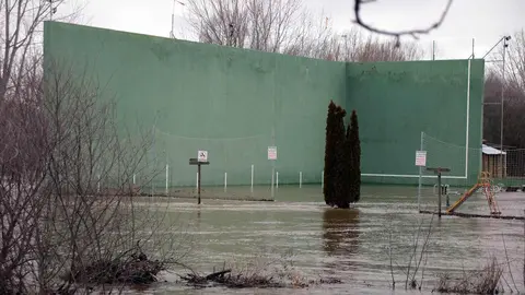 El río Órbigo se desborda a su paso por Cebrones del Río. Foto: Peio García
