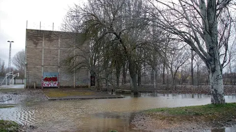 El río se desborda en Jiménez de Jamuz. Foto: Peio García