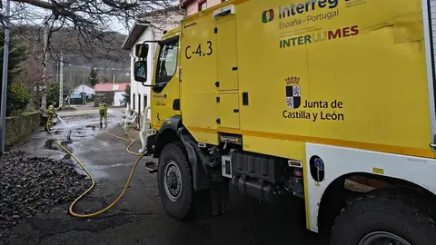Efectivos de Infocal limpian la localidad de de Garaño tras el desbordamiento de una presa. Autobombas de la Junta retiran barro y restos arrastrados por las lluvias y el deshielo en esta localidad leonesa.