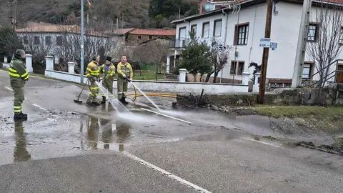Efectivos de Infocal limpian la localidad de de Garaño tras el desbordamiento de una presa. Autobombas de la Junta retiran barro y restos arrastrados por las lluvias y el deshielo en esta localidad leonesa.