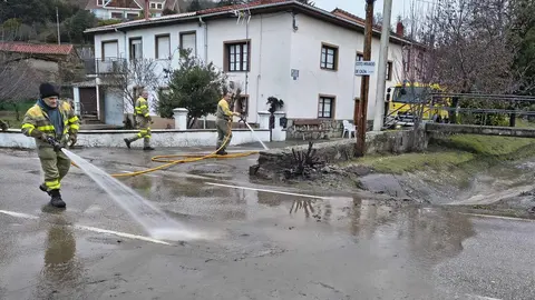 Efectivos de Infocal limpian la localidad de de Garaño tras el desbordamiento de una presa. Autobombas de la Junta retiran barro y restos arrastrados por las lluvias y el deshielo en esta localidad leonesa.