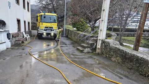 Efectivos de Infocal limpian la localidad de de Garaño tras el desbordamiento de una presa. Autobombas de la Junta retiran barro y restos arrastrados por las lluvias y el deshielo en esta localidad leonesa.