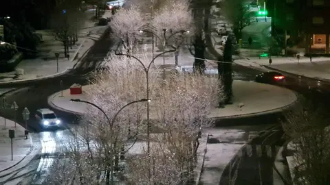 La nieve sorprende de madrugada a León y obliga a activar el Plan Municipal de Nevadas. La nevada, especialmente intensa durante la noche, deja dos centímetros en la capital y complica el tráfico urbano y los accesos al norte de la provincia.
