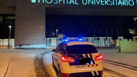 La nieve sorprende de madrugada a León y obliga a activar el Plan Municipal de Nevadas. La nevada, especialmente intensa durante la noche, deja dos centímetros en la capital y complica el tráfico urbano y los accesos al norte de la provincia.