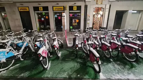 La nieve sorprende de madrugada a León y obliga a activar el Plan Municipal de Nevadas. La nevada, especialmente intensa durante la noche, deja dos centímetros en la capital y complica el tráfico urbano y los accesos al norte de la provincia.