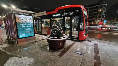 La nieve sorprende de madrugada a León y obliga a activar el Plan Municipal de Nevadas. La nevada, especialmente intensa durante la noche, deja dos centímetros en la capital y complica el tráfico urbano y los accesos al norte de la provincia.