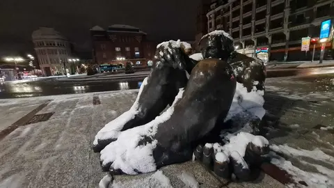 La nieve sorprende de madrugada a León y obliga a activar el Plan Municipal de Nevadas. La nevada, especialmente intensa durante la noche, deja dos centímetros en la capital y complica el tráfico urbano y los accesos al norte de la provincia.