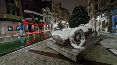 La nieve sorprende de madrugada a León y obliga a activar el Plan Municipal de Nevadas. La nevada, especialmente intensa durante la noche, deja dos centímetros en la capital y complica el tráfico urbano y los accesos al norte de la provincia.