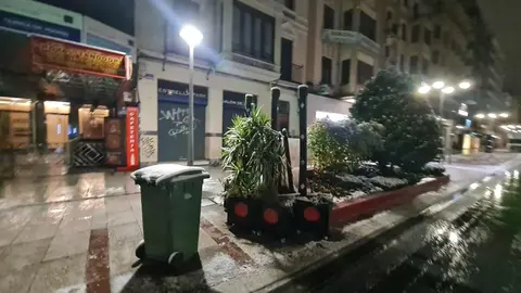 La nieve sorprende de madrugada a León y obliga a activar el Plan Municipal de Nevadas. La nevada, especialmente intensa durante la noche, deja dos centímetros en la capital y complica el tráfico urbano y los accesos al norte de la provincia.