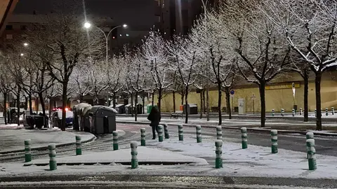 La nieve sorprende de madrugada a León y obliga a activar el Plan Municipal de Nevadas. La nevada, especialmente intensa durante la noche, deja dos centímetros en la capital y complica el tráfico urbano y los accesos al norte de la provincia.