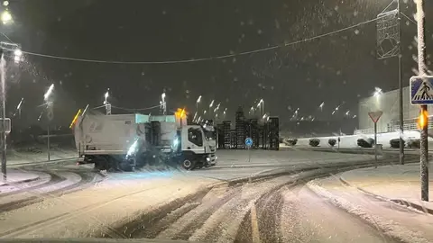 La nieve sorprende de madrugada a León y obliga a activar el Plan Municipal de Nevadas. La nevada, especialmente intensa durante la noche, deja dos centímetros en la capital y complica el tráfico urbano y los accesos al norte de la provincia.