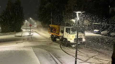 La nieve sorprende de madrugada a León y obliga a activar el Plan Municipal de Nevadas. La nevada, especialmente intensa durante la noche, deja dos centímetros en la capital y complica el tráfico urbano y los accesos al norte de la provincia.