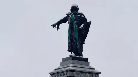 La estatua de Guzmán, en León capital, ha aparecido este miércoles con una bufanda verde recordando que en esta jornada se conmemora el Día Mundial contra el Cáncer. Fotos: Silvia García