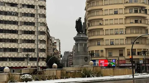 La estatua de Guzmán, en León capital, ha aparecido este miércoles con una bufanda verde recordando que en esta jornada se conmemora el Día Mundial contra el Cáncer. Fotos: Silvia García