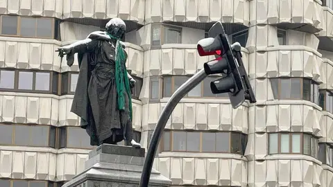 La estatua de Guzmán, en León capital, ha aparecido este miércoles con una bufanda verde recordando que en esta jornada se conmemora el Día Mundial contra el Cáncer. Fotos: Silvia García